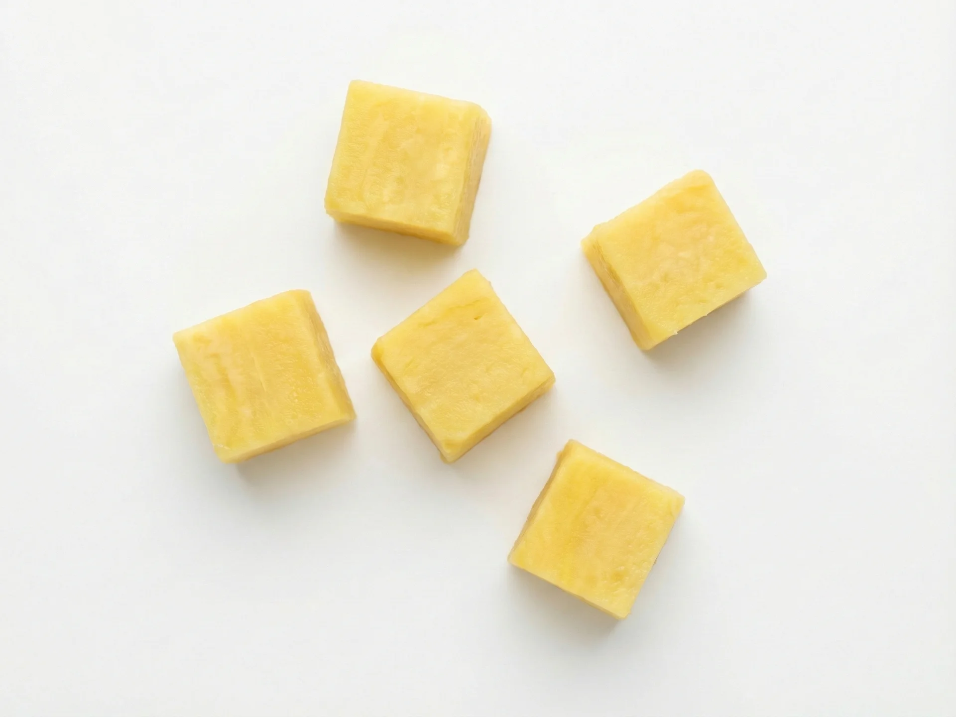 Voor baby's van 9-12 maanden: je kunt kleinere, hapklare stukjes aanbieden naarmate hun pincetgreep zich ontwikkelt. Kook bakbananen tot ze zacht zijn en snijd ze in kleine blokjes of prak ze licht. Je kunt ook licht gebakken bakbanaanplakjes introduceren voor extra textuur, maar zorg ervoor dat ze niet knapperig of hard zijn.