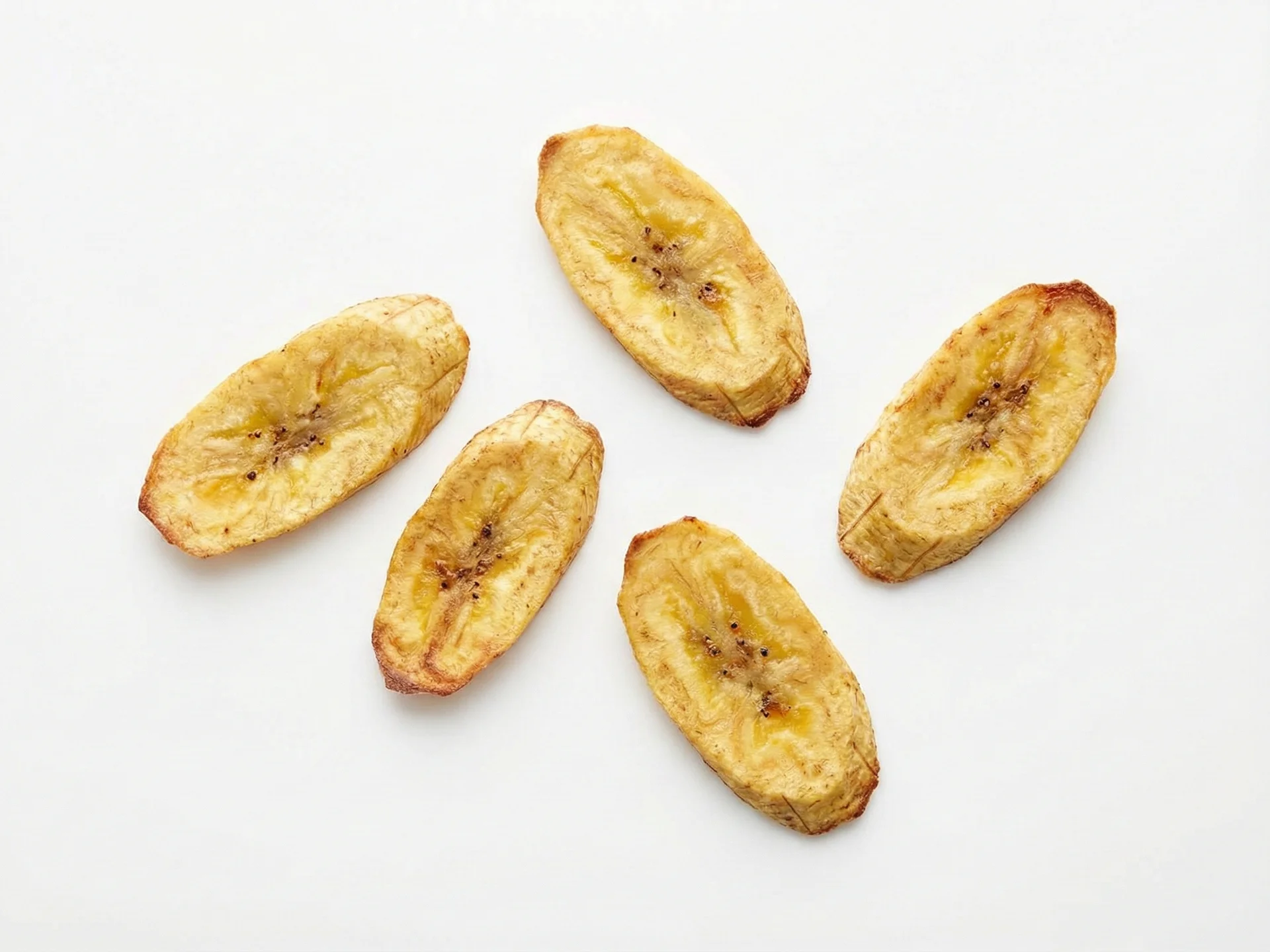 Voor peuters vanaf 12 maanden: bakbananen kunnen op meer gevarieerde manieren geserveerd worden, zoals gebakken bakbanaanchips of toegevoegd aan gerechten zoals stoofschotels. Zorg er nog steeds voor dat ze gekookt zijn tot ze zacht zijn, en je kunt stevigere texturen introduceren naarmate de kauwvaardigheden van je kind verbeteren.