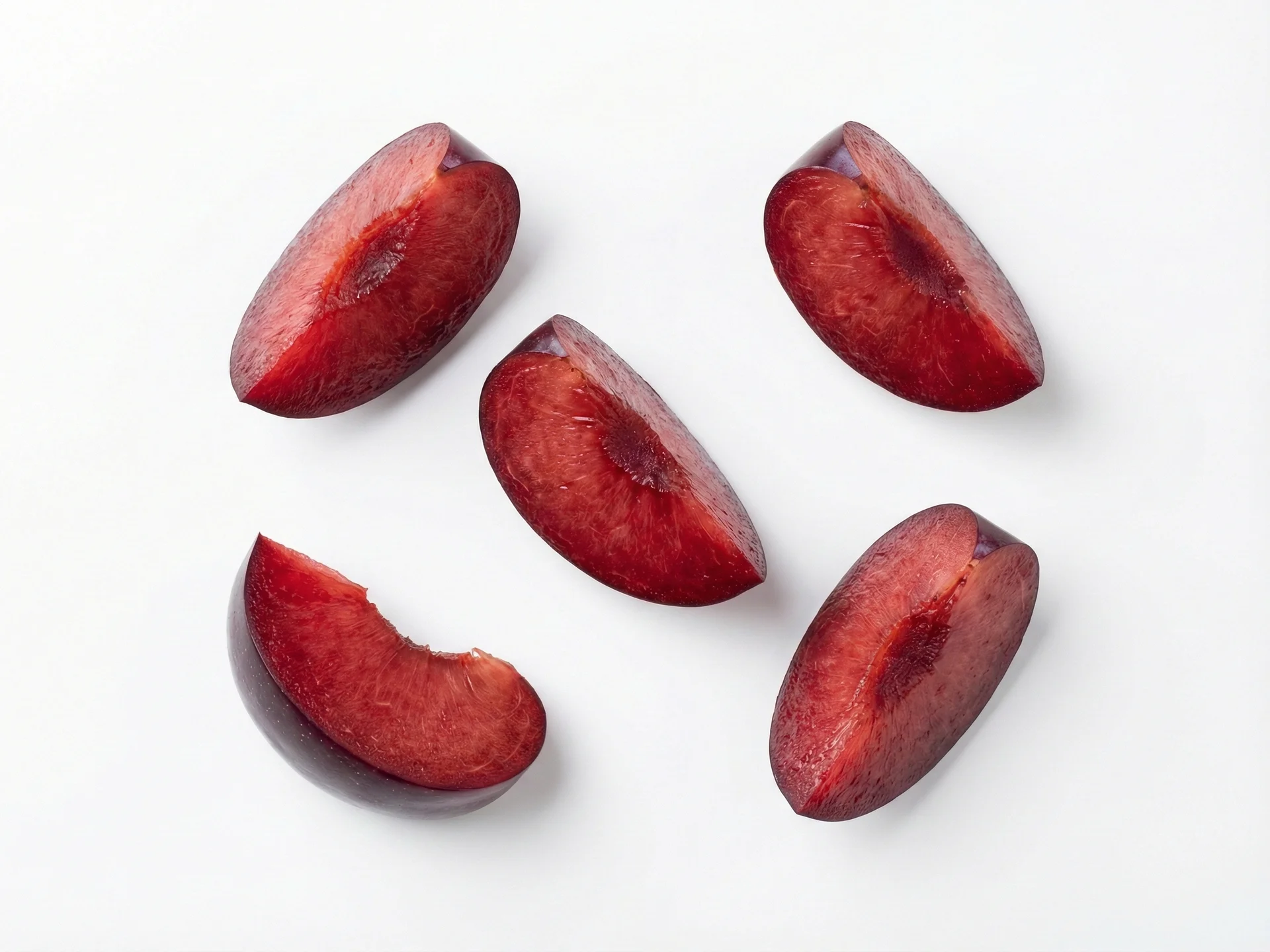 Para bebês de 6 a 9 meses, ofereça gomos grandes e macios com o caroço removido, do tamanho de dois dedos adultos. Isso permite que o bebê segure e mastigue a fruta facilmente, explorando a textura e o sabor enquanto minimiza o risco de engasgo. Certifique-se de que a ameixa esteja madura e macia o suficiente para amassar com pressão suave.
