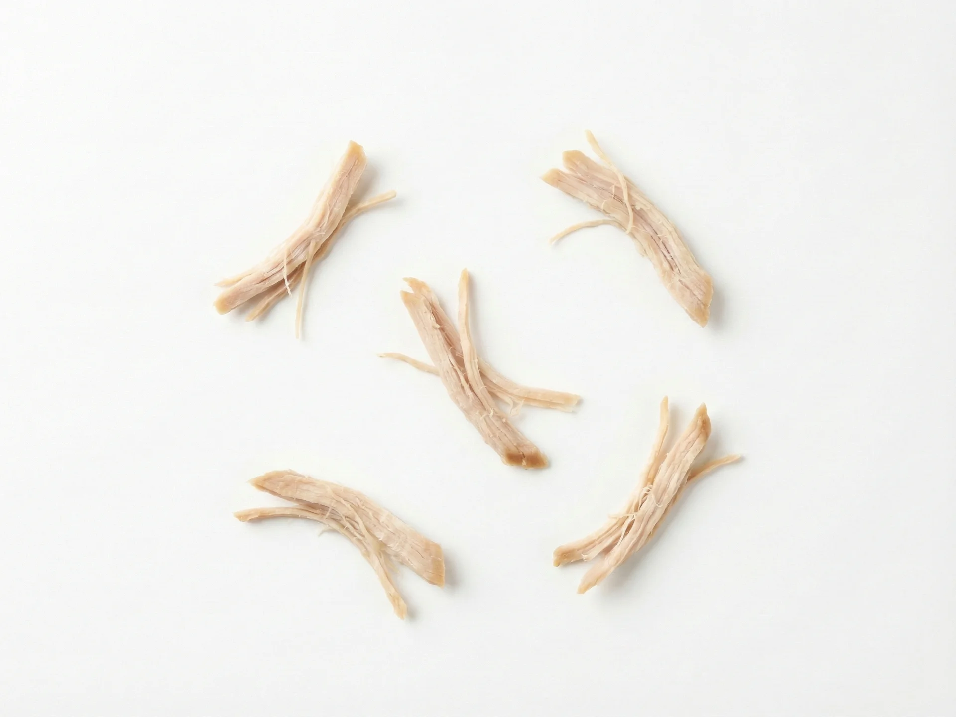 Para bebés de 6-9 meses, cocina el cerdo hasta que esté muy tierno y desmenúzalo en trocitos pequeños y finos o aplástalo hasta una consistencia blanda. Esto les ayuda a practicar el agarre de alimentos y reduce el riesgo de atragantamiento. También puedes mezclar cerdo desmenuzado con purés de verduras para añadir nutrición.