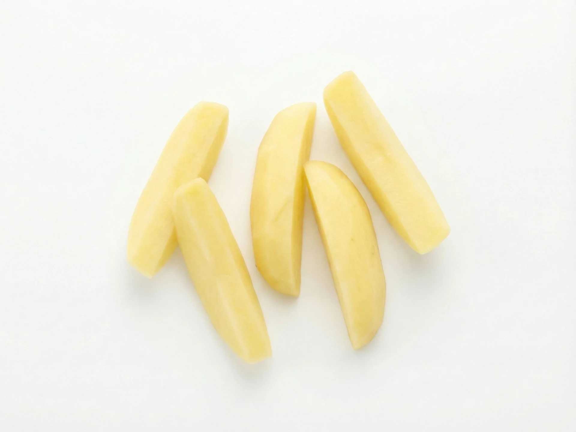 Voor beginners: kook aardappelen tot ze heel zacht zijn (gemakkelijk door te prikken met een vork), snijd ze dan in grote, grijpbare stokjes of partjes ter grootte van twee volwassen vingers. Stomen of koken werkt goed om voedingsstoffen te behouden en een pureerbare textuur te krijgen. Vermijd frituren of het toevoegen van kruiden.