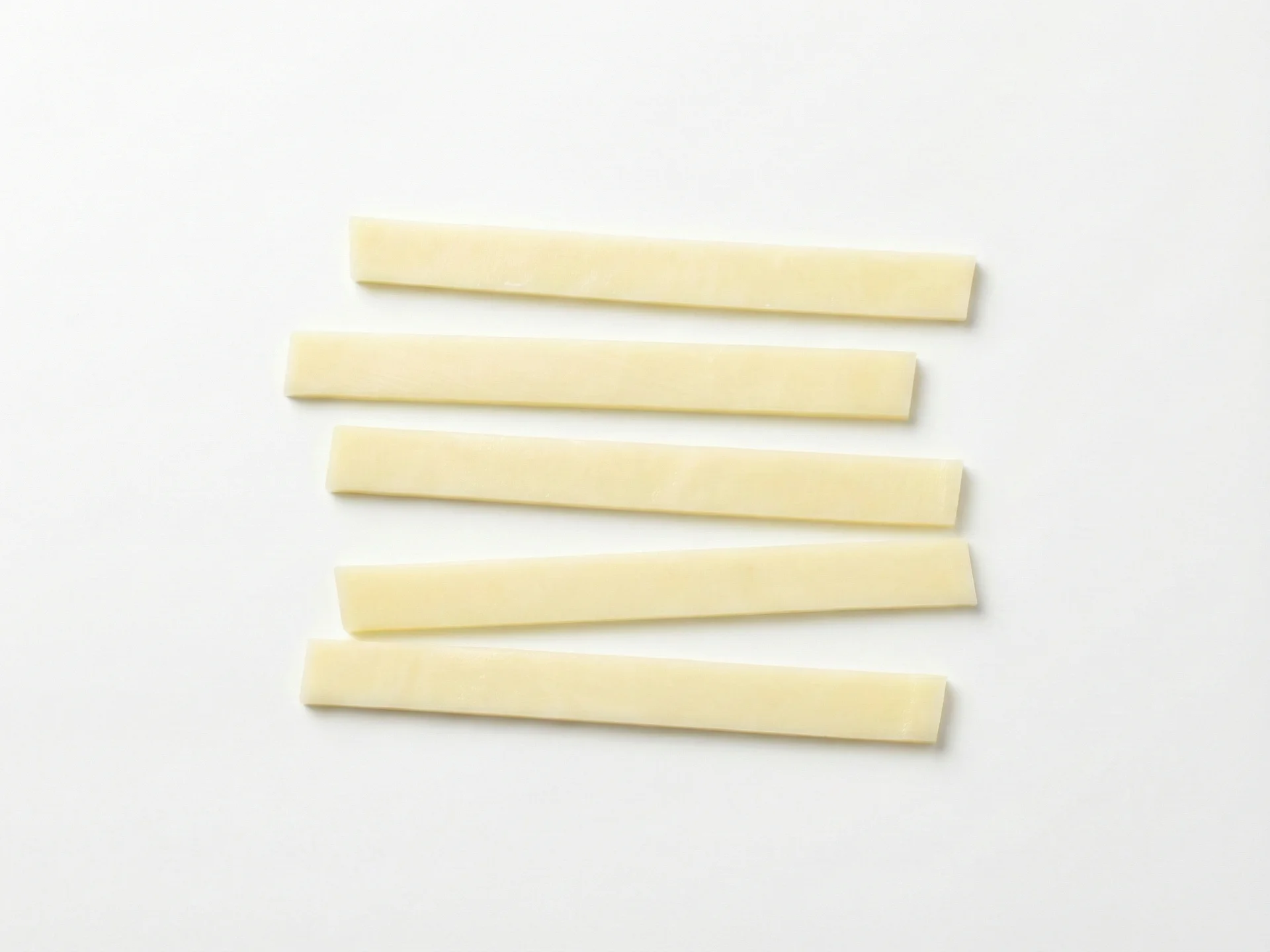 Dla dzieci w wieku 9-12 miesięcy pokrój ser Provolone na cienkie, płaskie paski o rozmiarze dorosłego palca małego. Ten kształt jest łatwy do trzymania i rozgryzania przez małe rączki. Możesz też podawać małe, miękkie strzępki do ćwiczenia chwytu szczypcowego.