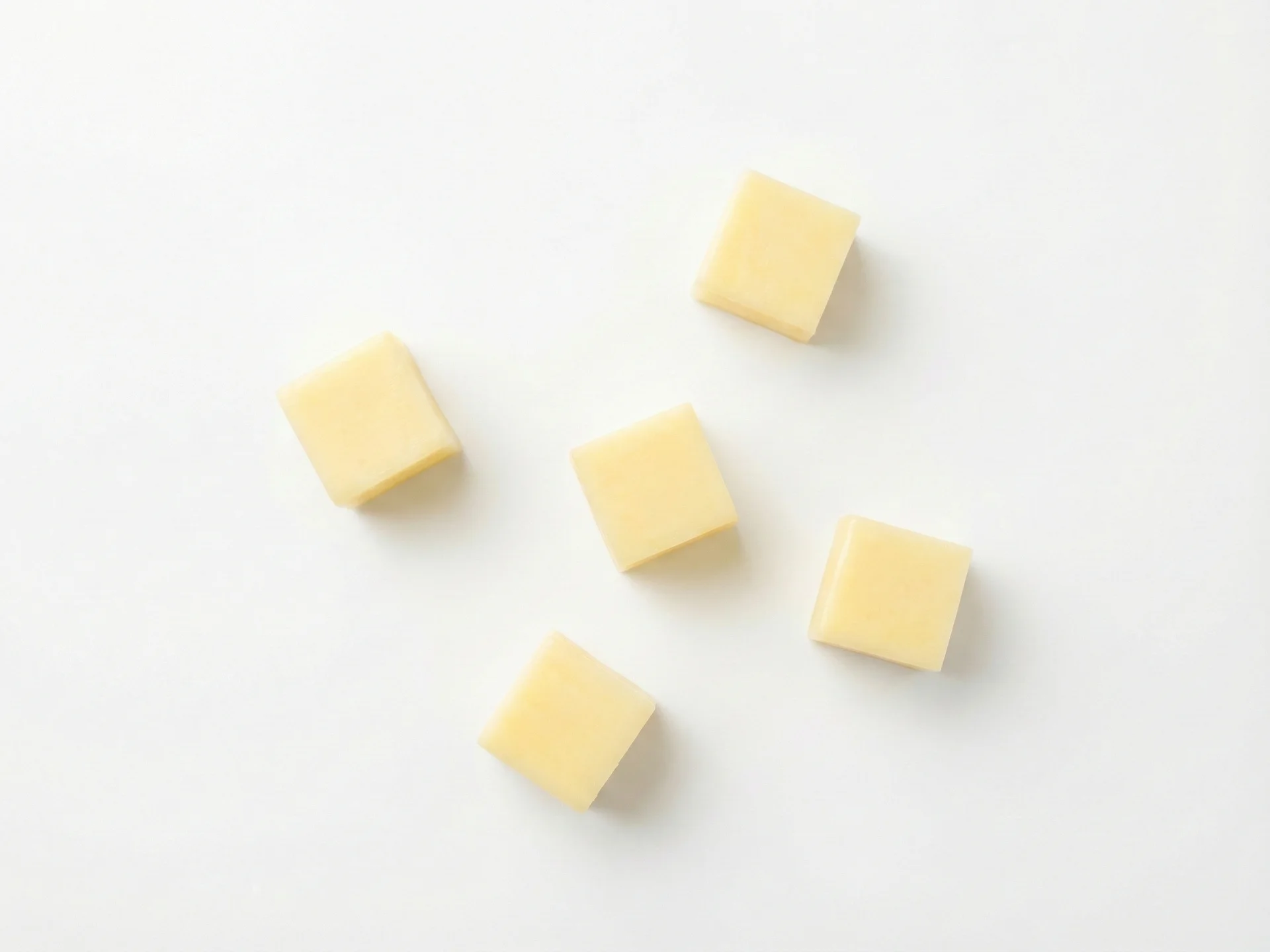 Dla maluchów od 12. miesiąca życia możesz podawać małe kostki lub starty ser Provolone jako przekąskę do rączki. Mogą też jeść go roztopionego na pełnoziarnistym toście lub wymieszanego z jajecznicą dla urozmaicenia tekstur.