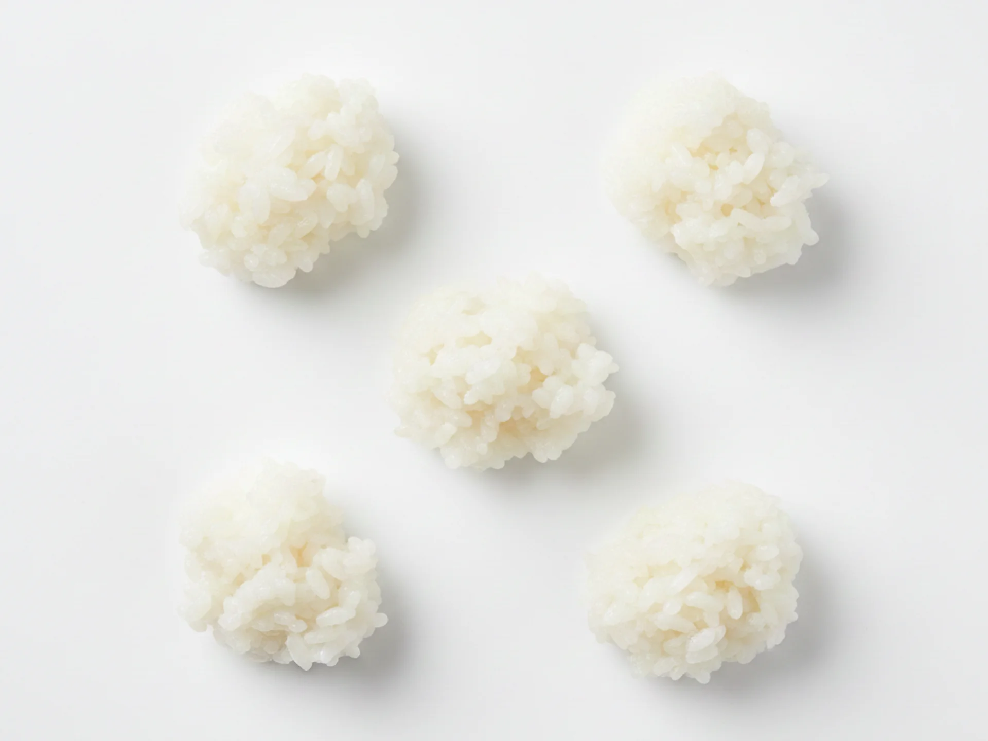Para bebês de 6 a 9 meses, cozinhe o arroz até ficar bem macio e pastoso, quase como mingau. Sirva em pequenas porções pegajosas ou misturado em purês para facilitar a pega e a deglutição. Evite grãos soltos que possam representar risco de engasgo.