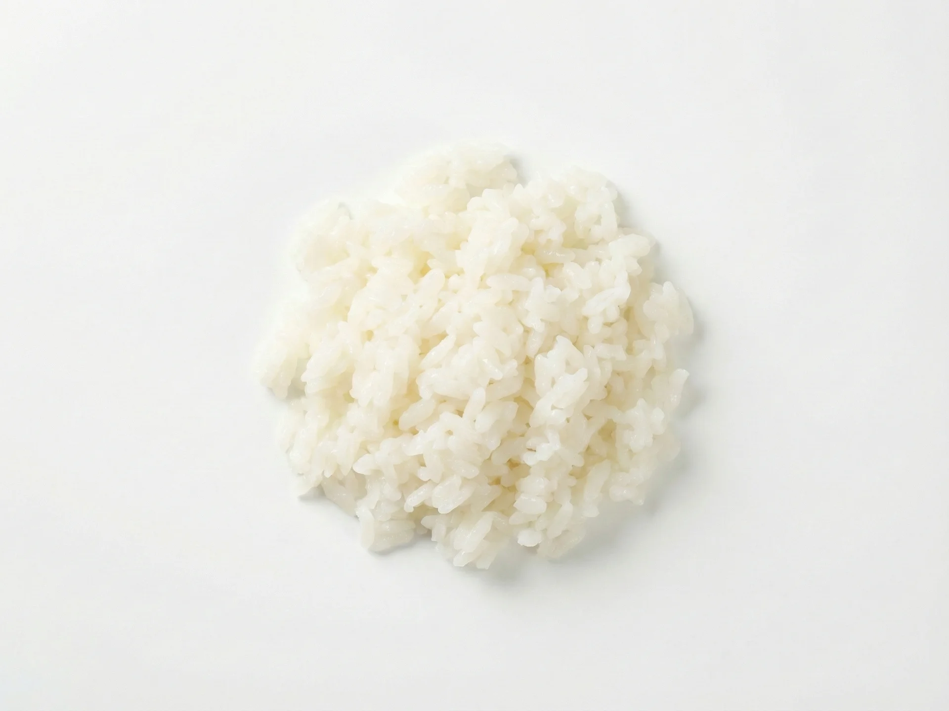 Para crianças de 12 meses ou mais, o arroz pode ser servido de formas mais diversas, como em refogados, saladas ou como acompanhamento. Certifique-se de que esteja cozido com uma textura segura, mas pode ser mais solto, e continue evitando grãos mal cozidos ou secos.