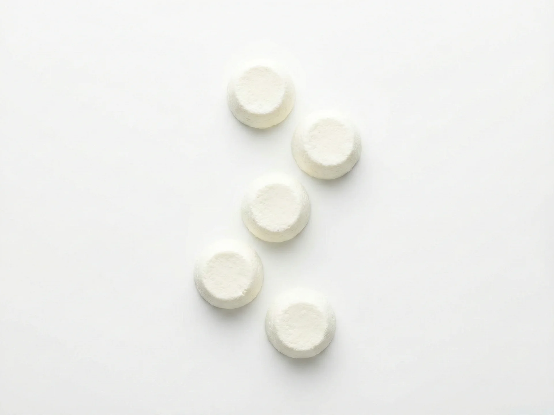 6-9 aylık bebekler için ricotta'yı yumuşak ve kolay yönetilebilir şekillerde sunarak kendi kendine beslenmeyi teşvik edin. Hafifçe kızartılmış ekmek dilimleri veya yumuşak krakerlere ince bir tabaka sürün veya önceden doldurulmuş bir kaşıkla küçük topaklar verin. Dokunun pürüzsüz ve diş etleriyle ezilebilir olduğundan emin olun.