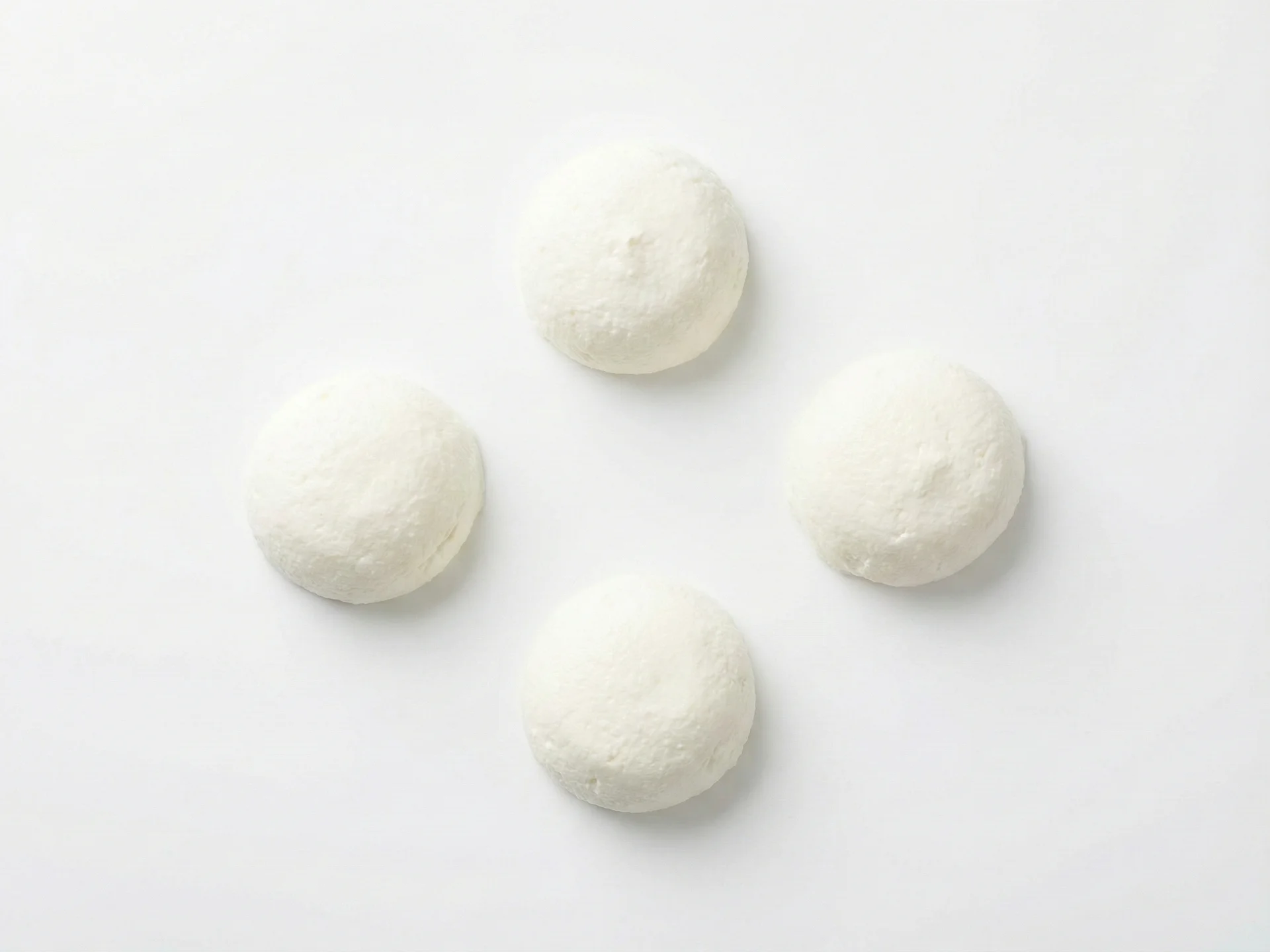 9 aylık ve üzeri bebekler için, çiğneme becerileri geliştikçe ricotta daha çeşitli şekillerde sunulabilir. Tam buğdaylı krep üzerine sürülmüş, çırpılmış yumurtalara karıştırılmış veya yumuşak makarna kabuklarında dolgu olarak verebilirsiniz. Yumuşak sebze çubuklarıyla servis ederek parmak gıdaları teşvik edin.