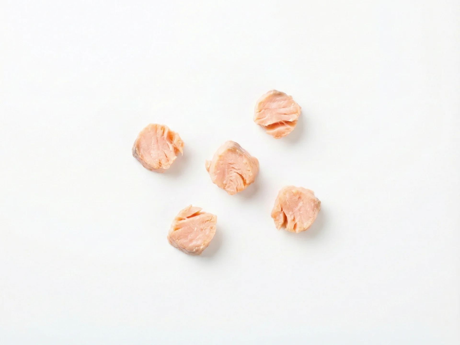Pour les bébés de 9 à 12 mois, effilochez le saumon cuit en petits morceaux de la taille d'une bouchée qu'ils peuvent saisir avec leur pince en développement. Vous pouvez le mélanger à d'autres aliments comme de la bouillie d'avoine ou des purées de légumes pour encourager l'alimentation autonome. La texture doit rester molle mais plus facile à mâcher pour s'entraîner.