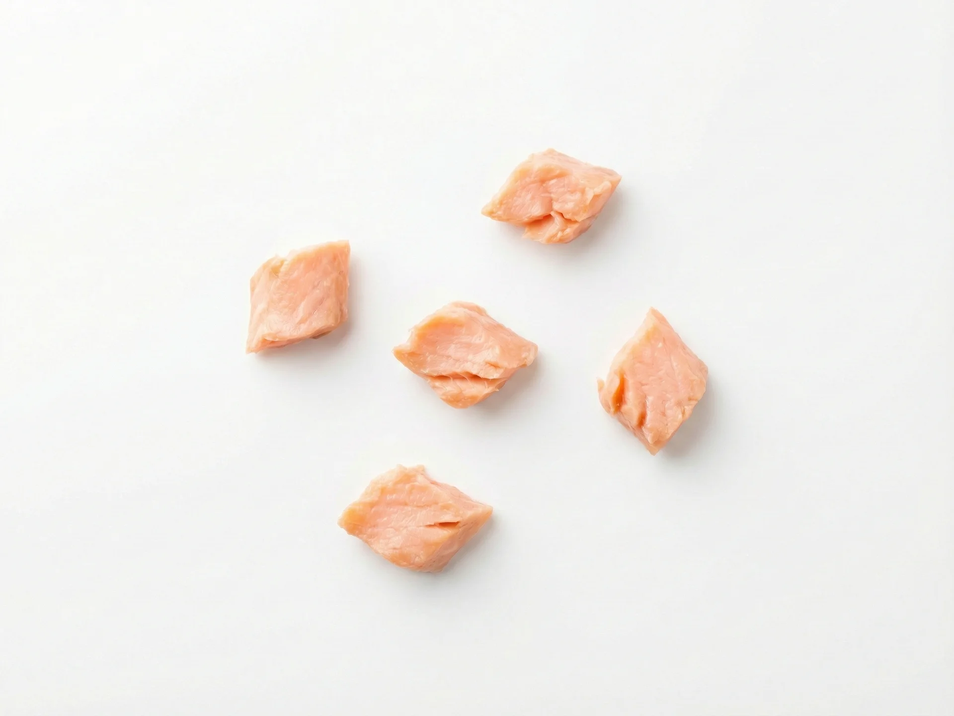 Pour les tout-petits de 12 mois et plus, servez le saumon sous des formes plus variées comme de petites galettes, mélangé à des pâtes, ou dans le cadre des repas familiaux. Vous pouvez introduire progressivement des assaisonnements légers et veiller à ce qu'il soit coupé en morceaux sûrs et faciles à mâcher. Continuez à surveiller les arêtes et ajustez les textures au fur et à mesure que leurs compétences de mastication s'améliorent.