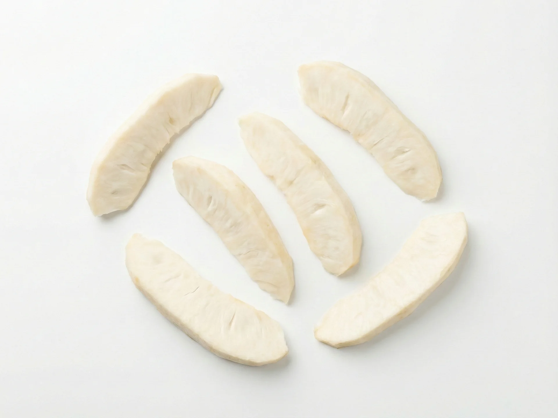 Para bebés de 6 a 9 meses, pela y quita las semillas de la guanábana madura, luego aplasta la pulpa hasta obtener un puré suave o ofrece tiras grandes y blandas (del tamaño de dos dedos adultos) que sean fáciles de agarrar. Asegúrate de que la textura sea lo suficientemente blanda para masticar con las encías y aplastar con poco esfuerzo.