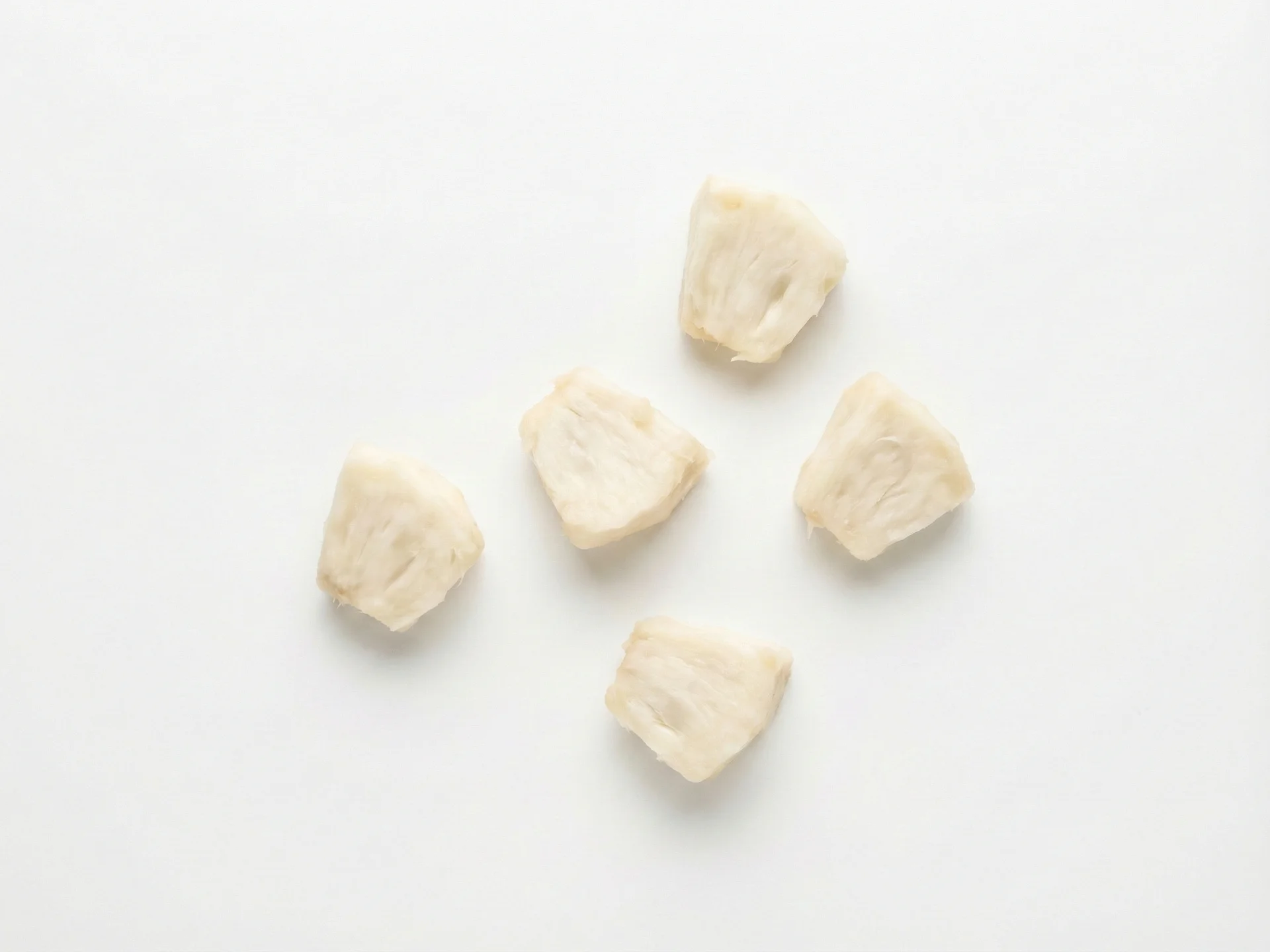 Para bebés de 9 meses en adelante, ofrece trocitos de guanábana madura y sin semillas (del tamaño de un guisante) a medida que desarrollan la pinza. También puedes mezclarla con yogur o avena para variar texturas, o ofrecerla como alimento de dedo en trozos pequeños.