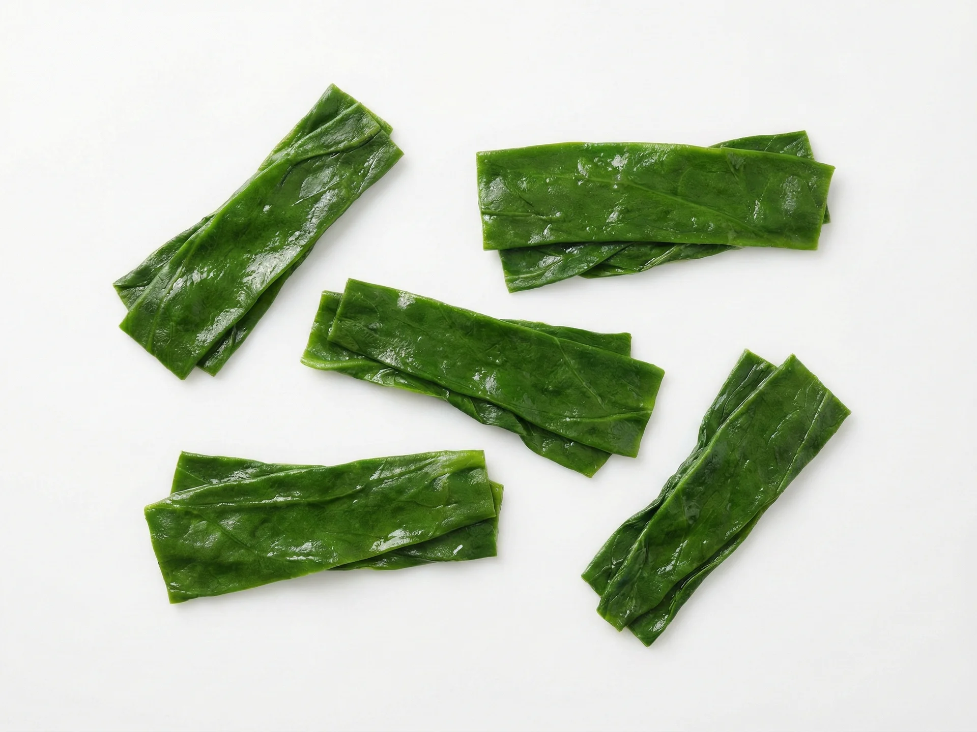 Per bambini di 6-9 mesi, cuoci gli spinaci fino a renderli molto morbidi (al vapore o bolliti per 5-7 minuti) e servili in pezzi o strisce grandi e afferrabili. Questo permette al bambino di tenere ed esplorare la consistenza riducendo il rischio di soffocamento. Puoi anche mescolare spinaci cotti sminuzzati finemente in altri alimenti morbidi.