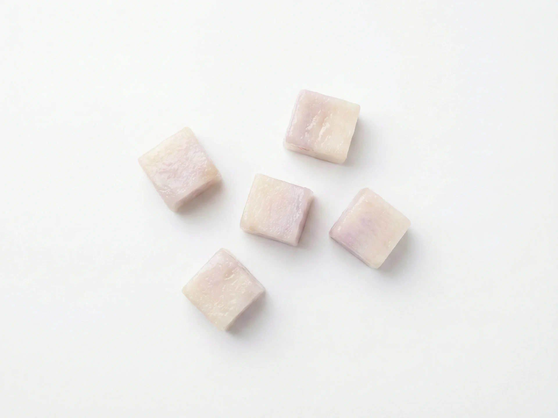 Man mano che il tuo bambino sviluppa la presa a pinza, puoi offrire pezzetti più piccoli di caimito sbucciato. I pezzi dovrebbero essere abbastanza morbidi da spappolarsi tra le dita. Puoi anche mescolarlo con yogurt, farina d'avena o altri alimenti morbidi.