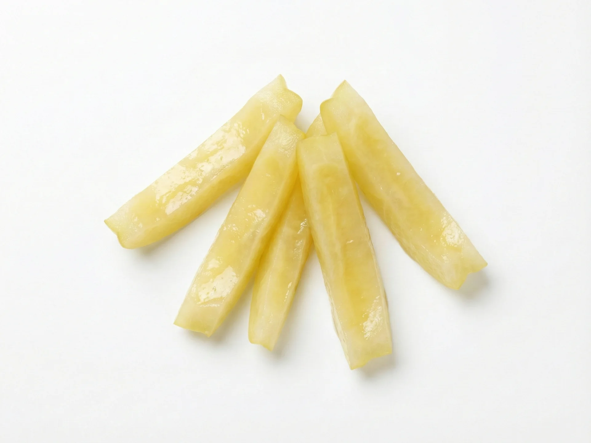 Per bambini di 8-12 mesi, sbuccia accuratamente la carambola e rimuovi tutti i semi. Cuoci le fette al vapore o in forno leggermente finché sono morbide ma ancora maneggiabili, poi tagliale in strisce grandi, della dimensione del palmo della mano, che il tuo bambino possa afferrare facilmente. Questo lo aiuta a esercitarsi a masticare una consistenza più soda in sicurezza.