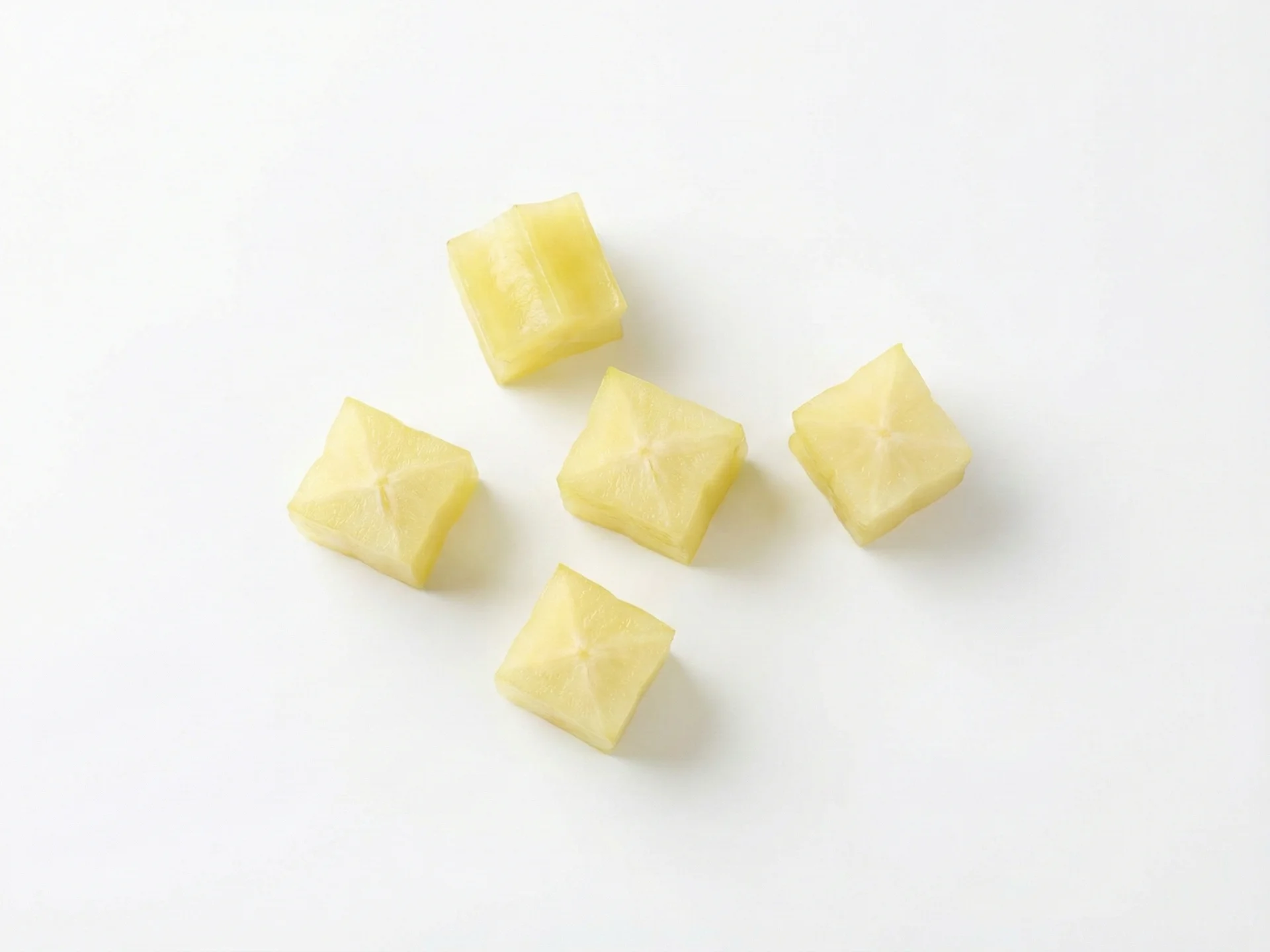 Per bambini di 12 mesi e oltre, puoi offrire carambola cruda se hanno buone capacità di masticazione. Sbuccia, rimuovi i semi e taglia in piccoli cubetti o fettine sottili. Questo incoraggia l'alimentazione autonoma e li espone alla consistenza croccante naturale del frutto.