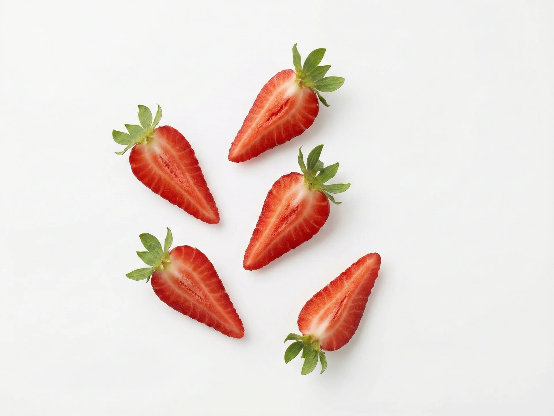 Voor beginners: serveer grote aardbeienpartjes (in de lengte gehalveerd) met de schil eraan om gemakkelijk vast te pakken. Je kunt aardbeien ook licht prakken en op toastreepjes smeren of door de havermout mengen. Zorg dat de bessen erg rijp en zacht zijn – indien nodig kort stomen om verder te verzachten.