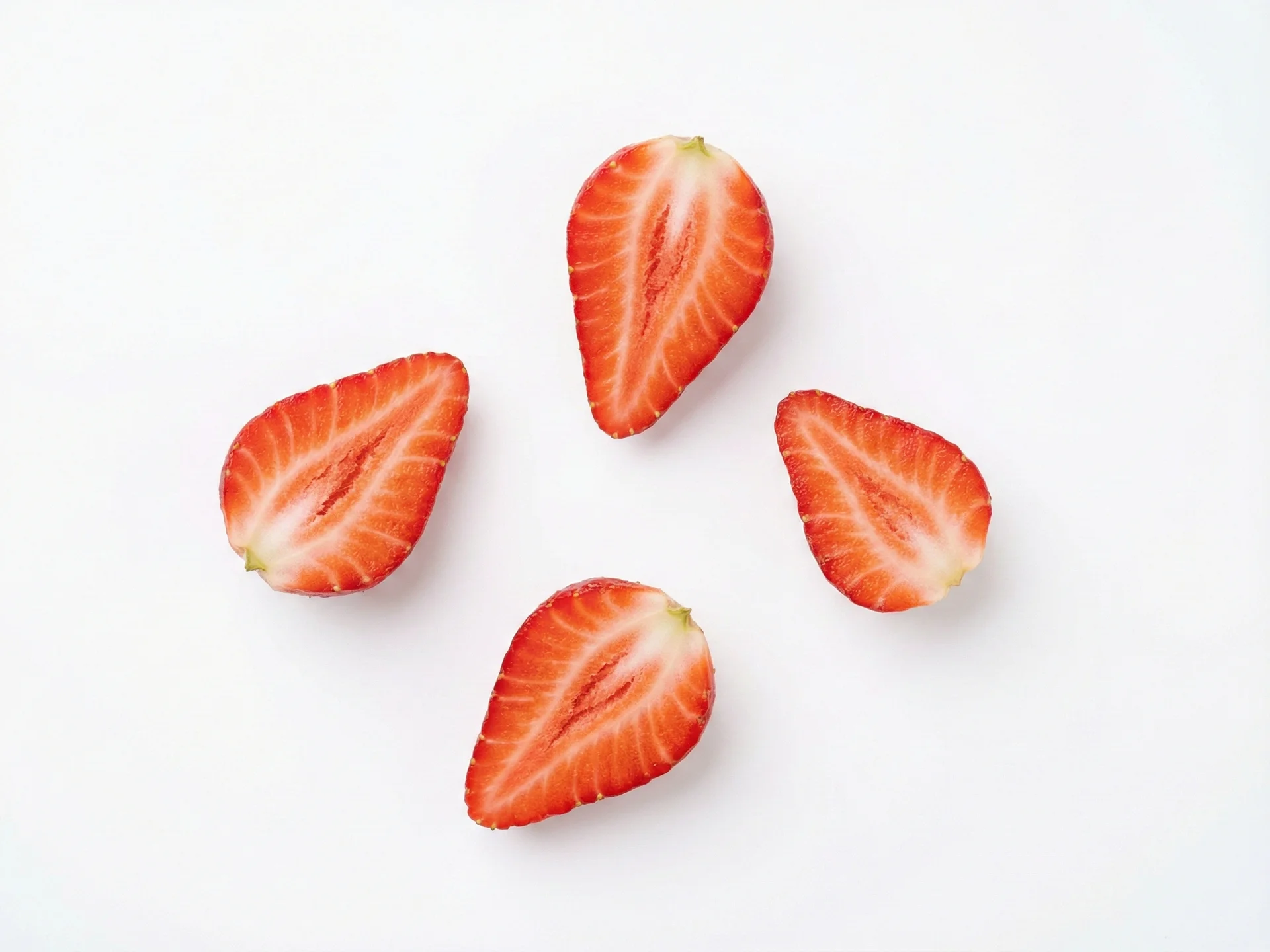 Peuters kunnen hele aardbeien (zonder kroontjes) of plakjes aardbei eten als onderdeel van gezonde maaltijden. Ze kunnen nu stevigere texturen aan en genieten van aardbeien in smoothies, salades of als tussendoortje. Snijd grotere bessen nog steeds doormidden om verstikking te voorkomen.