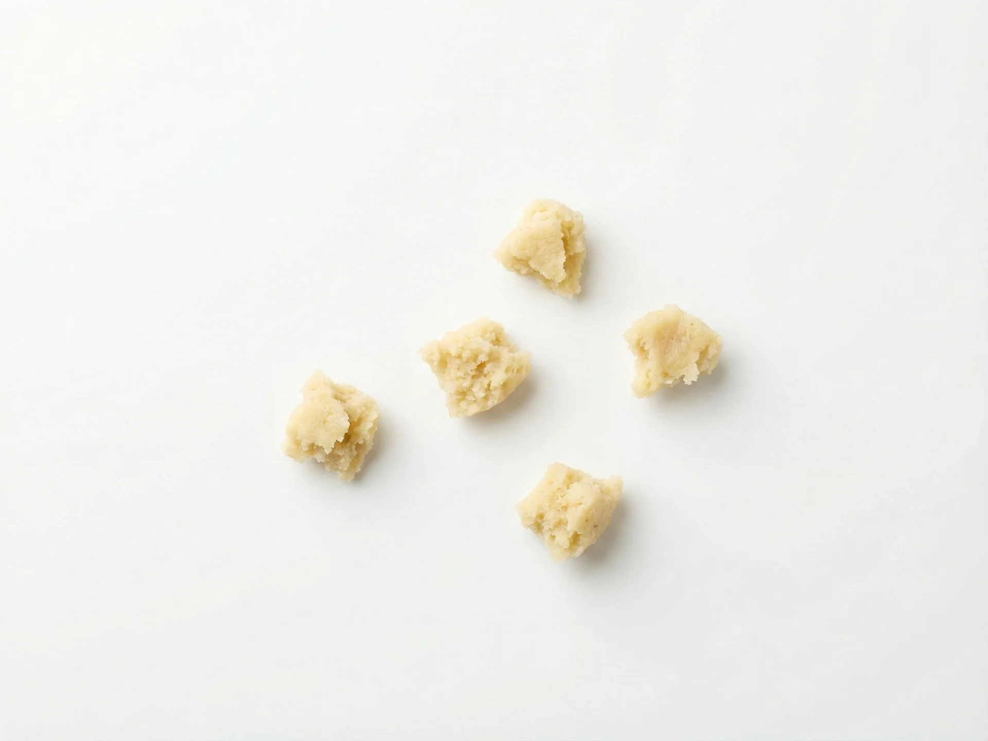 12〜18ヶ月の赤ちゃんには、トウモロコシの皮を完全に取り除き、タマレスを小さな豆粒大にほぐします。マサが柔らかくしっとりしていることを確認し、硬いまたは噛みにくい具材は避けてください。ハイチェアのトレイにのせるなど、自分で食べることを促す方法で提供しましょう。