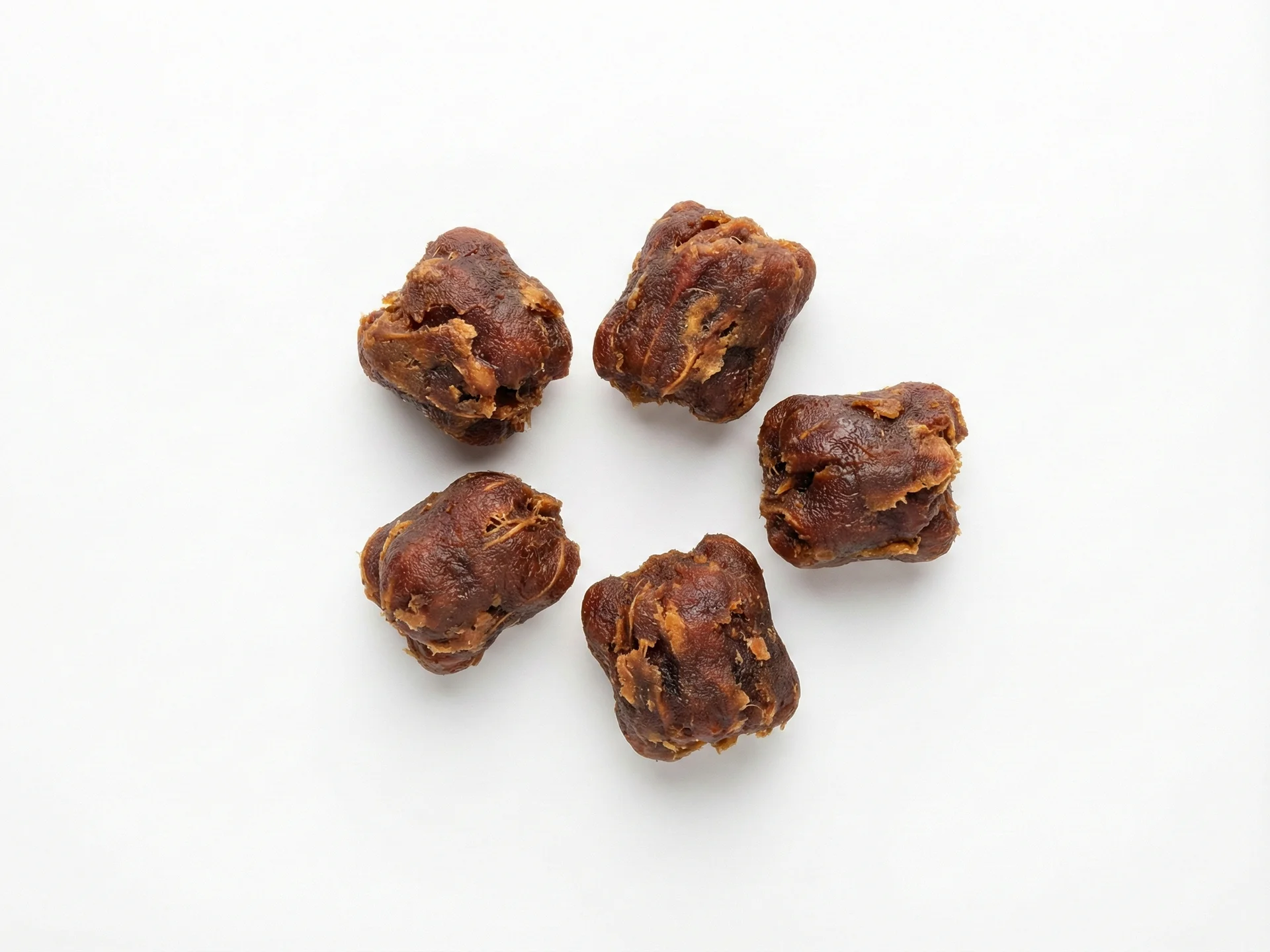 Ofereça pedaços maiores da polpa ou incorpore o tamarindo em refeições familiares, como caril, molhos ou marinadas. Crianças pequenas podem lidar com sabores e texturas mais complexos, então você pode usar pasta de tamarindo no cozimento ou oferecer a polpa junto com outros alimentos em pedaços.