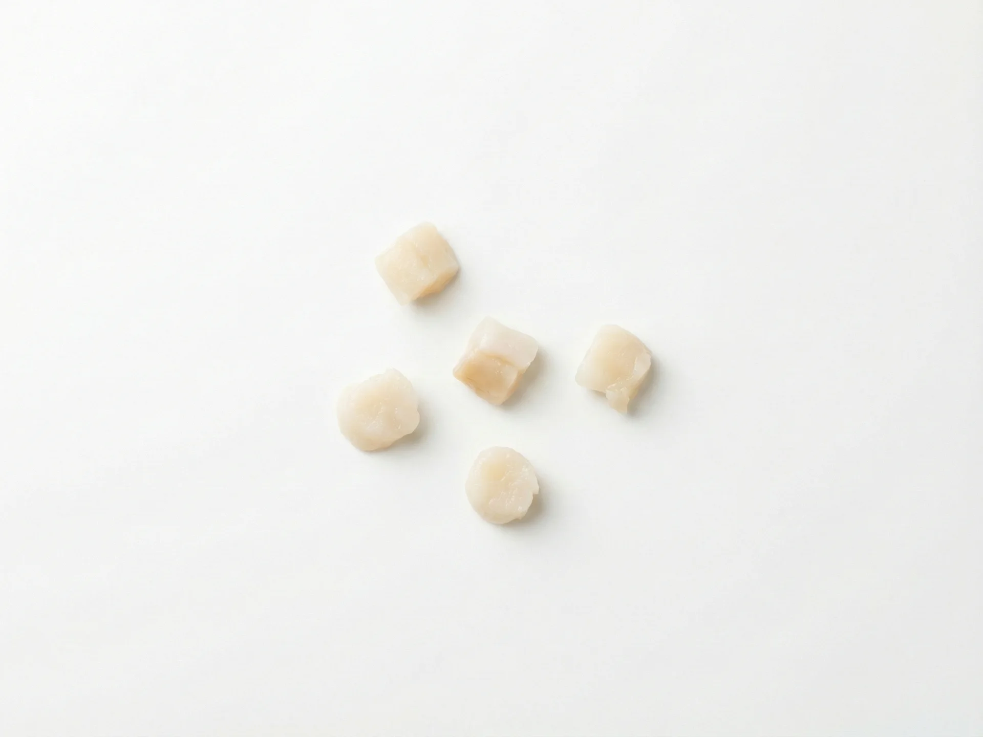 Per bambini di 9-12 mesi, cuoci le capesante fino a renderle molto tenere, poi schiacciale o tritale finemente in piccoli pezzi delle dimensioni di un pisello. Puoi mescolare le capesante schiacciate con verdure o cereali schiacciati per creare una consistenza più morbida. Evita di servire pezzi interi o grandi a questa età.