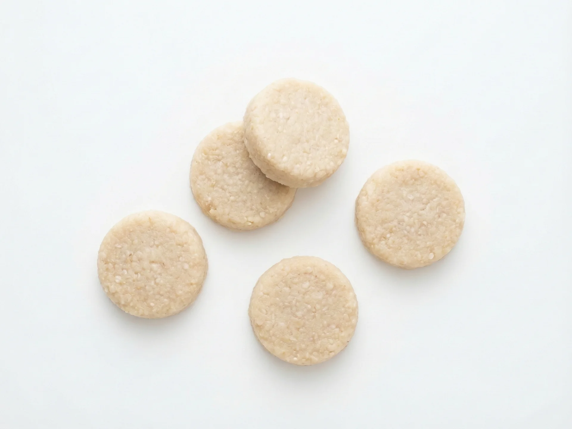Para bebés de 6 a 9 meses, cocina el sorgo hasta que esté muy suave y tritúralo hasta obtener un puré espeso y fácil de recoger, o mézclalo con leche materna, fórmula o yogur para crear una textura suave. También puedes formar bolitas o tortitas suaves y fáciles de agarrar para sus manitas.