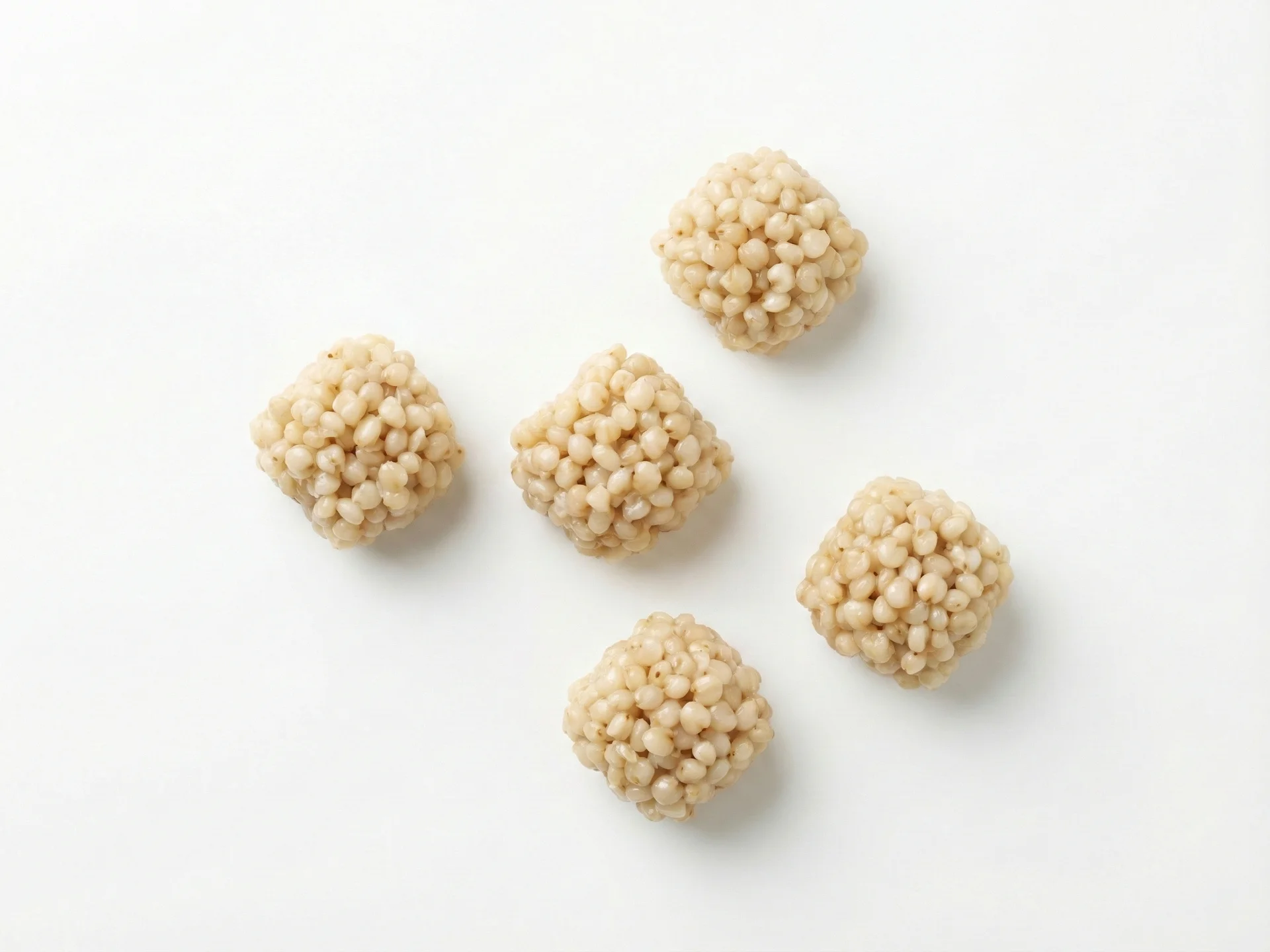Para bebés de 9 meses en adelante, sirve el sorgo cocido como alimento de dedo en montoncitos pequeños y suaves o incorpóralo a platos más complejos como tortitas de sorgo, frituras de verduras o mezclado con otros alimentos. Anima a que se alimenten solos con utensilios a medida que desarrollan sus habilidades.