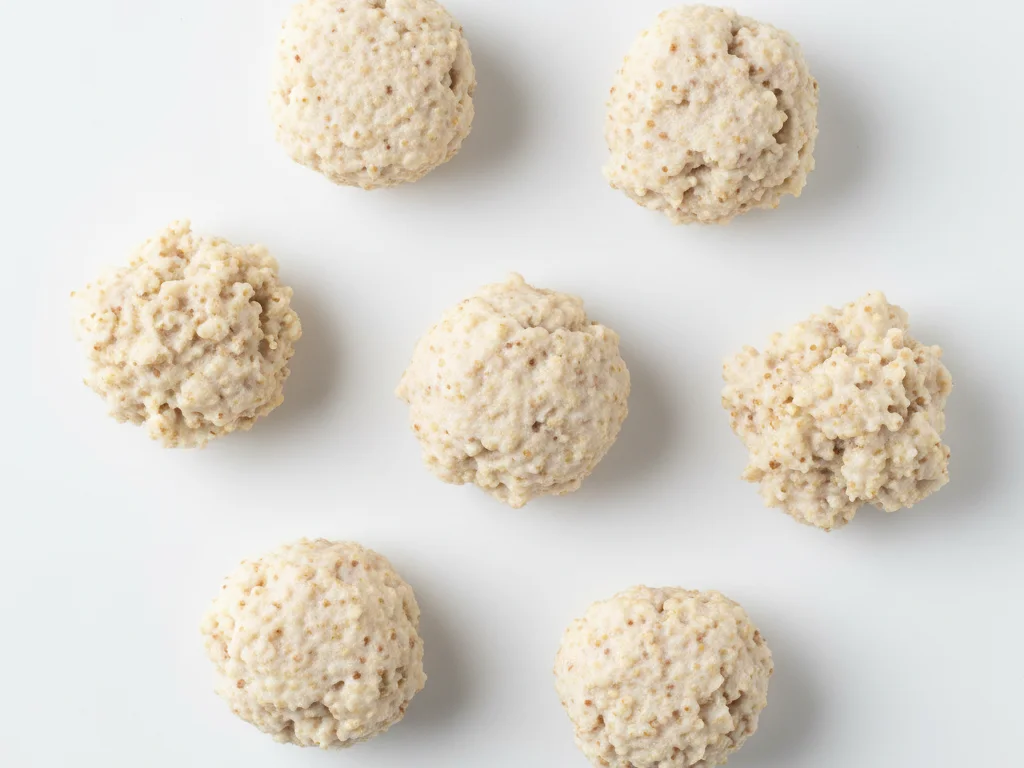 Voor 9-12 maanden, kook amarant tot een dikke, geprakte consistentie zoals havermout. Je kunt het iets klonterig laten om kauwen te stimuleren. Serveer als vingerfood door zachte balletjes of platte koekjes te vormen die gemakkelijk vast te pakken zijn.
