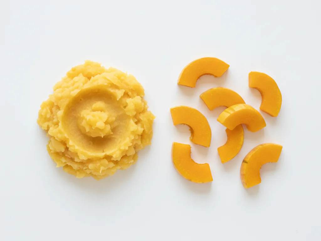 À mesure que votre bébé développe ses capacités de mastication, vous pouvez proposer de la courge gemme écrasée avec un peu de texture. Faites-la cuire jusqu'à tendreté, puis écrasez-la à la fourchette en laissant quelques petits morceaux. Vous pouvez aussi offrir des morceaux mous et de la taille d'une bouchée qui s'écrasent facilement entre les doigts.