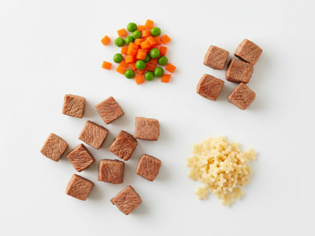 Corte a carne de avestruz cozida em pedaços pequenos, do tamanho de uma mordida (cerca de 1 cm). Certifique-se de que a carne esteja macia e fácil de mastigar. Pode servir como comida de mão ou misturada em arroz, massa ou pratos com legumes.