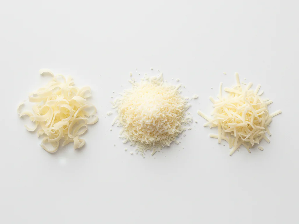 Bied kleine, dunne schaafseltjes of geraspte Parmezaanse kaas aan als topping voor maaltijden. Peuters kunnen het op pizza, pasta of gemengd in rijstgerechten eten. Blijf grote, harde stukken vermijden.