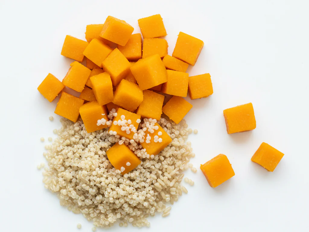 Corte a abóbora em cubos pequenos (cerca de 1,5 cm) e asse ou cozinhe no vapor até ficar macia. Misture com grãos como quinoa ou arroz, ou sirva como acompanhamento.