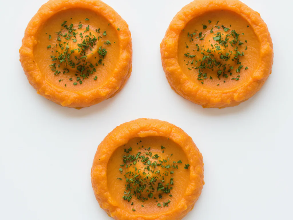Hachez finement le persil frais et saupoudrez-le dans des purées lisses comme la carotte ou la patate douce. Utilisez environ 1 cuillère à café par portion.