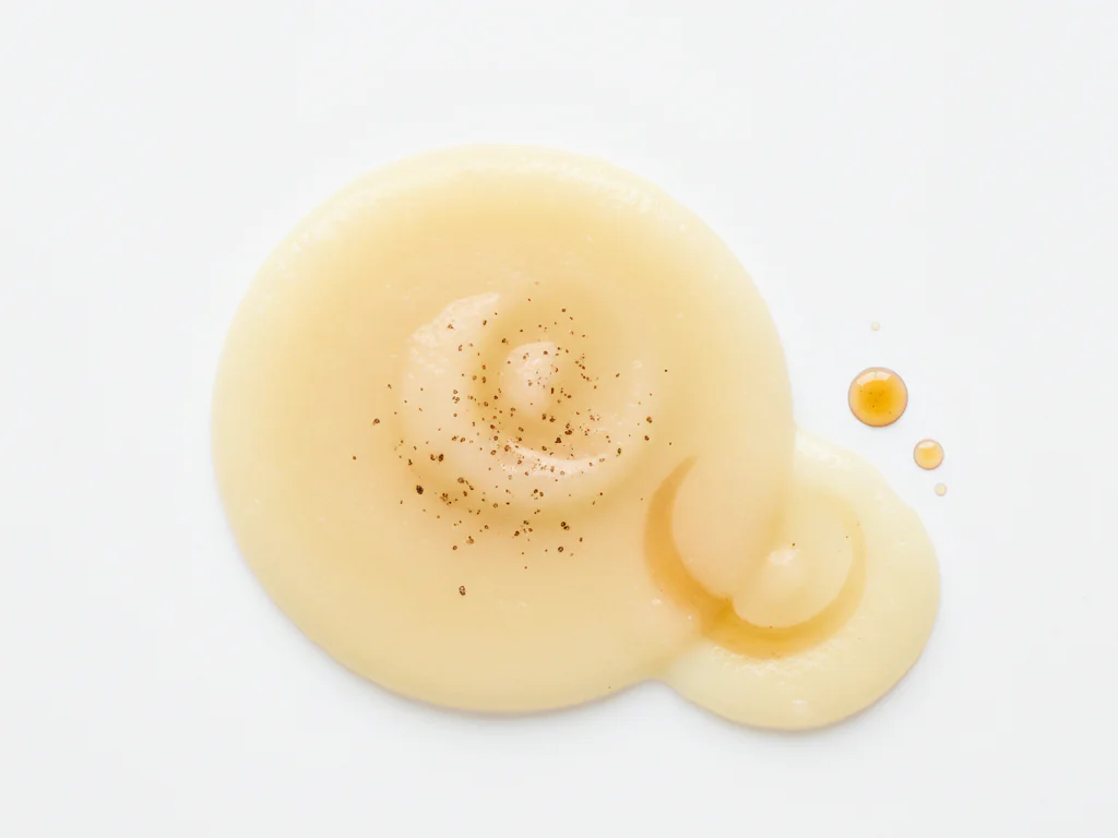Para bebês mais novos, adicione uma pequena quantidade de sementes de baunilha ou extrato sem álcool a purês de frutas lisos, como maçã ou pera. Comece com uma pitada para introduzir o sabor.