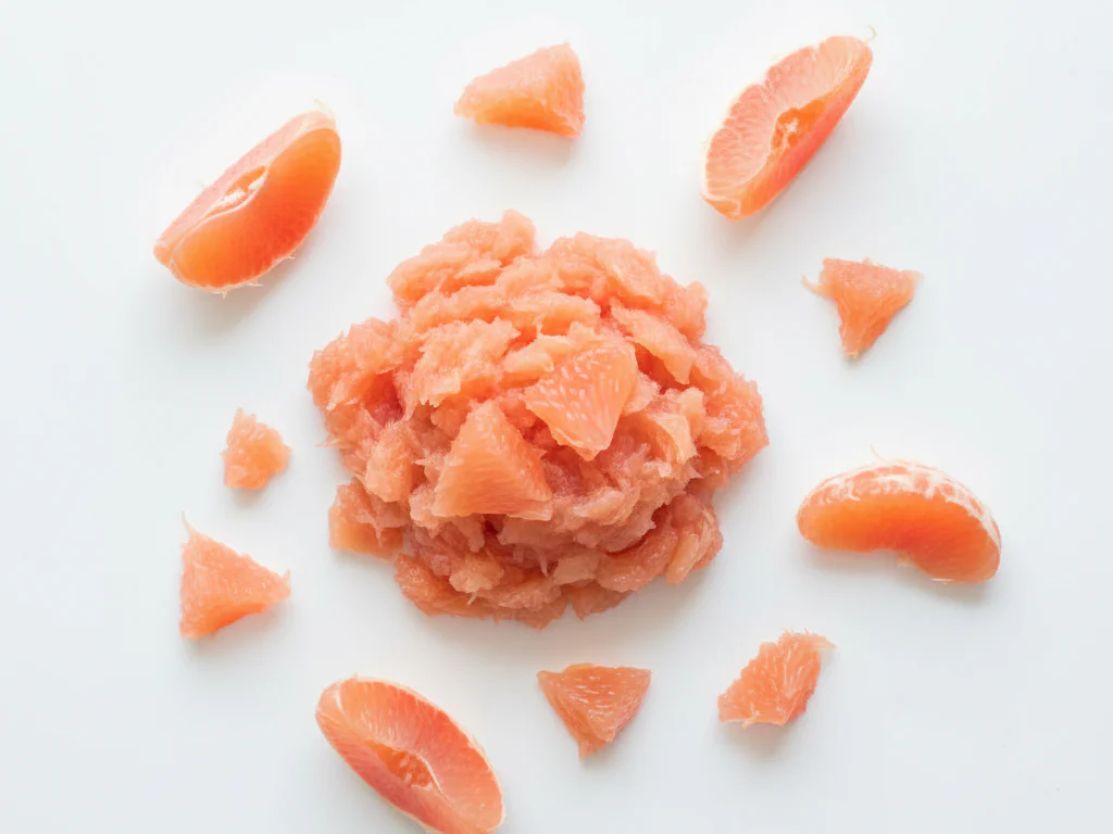De 9 à 12 mois, vous pouvez proposer le pamplemousse en purée épaisse ou en segments écrasés. Récupérez les quartiers et retirez la membrane. Écrasez-les à la fourchette en laissant quelques petits morceaux mous pour que bébé s'exerce à mâcher. Vous pouvez aussi offrir des segments entiers coupés en petits morceaux de la taille d'une goutte.